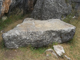 Cusco Sacsayhuamn, Zone X (Laq'o, Laco, Mondtempel): Flacher Gigastein (Steintisch, Plattform oder Opferstein) - Nahaufnahme