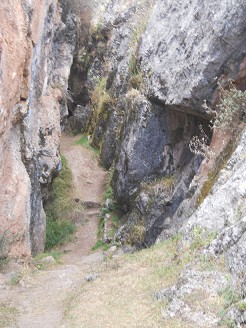Cusco Sacsayhuamn, Zone X (Laq'o, Laco, Mondtempel), der Weg fhrt an schwarz-roten, geschnittenen Felsen vorbei