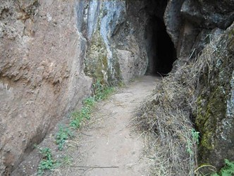 Cusco Sacsayhuamn, Zone X (Laq'o, Laco, Mondtempel): Der Weg fhrt in einen Tunnel oder in eine Hhle
