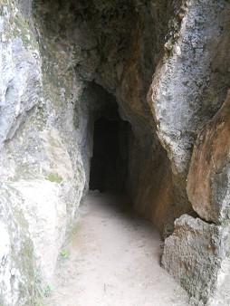 Cusco Sacsayhuamn, Zone X (Laq'o, Laco, Mondtempel): Am Tunneleingang / Hhleneingang