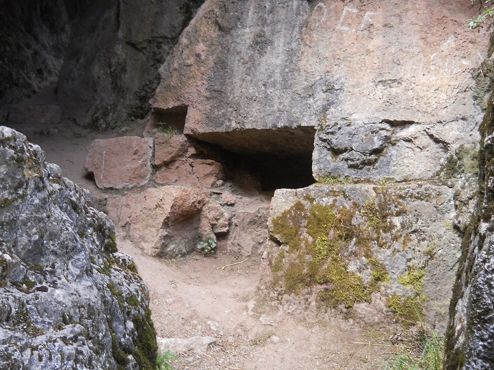 Cusco Sacsayhuam�n, Zone X (Laq'o, Laco, Moon Temple), giant overthrown throne  02