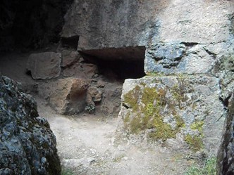 Cusco Sacsayhuamn, Zona X (Laq'o, Laco, Templo de la Luna), trono gigante volteado 04