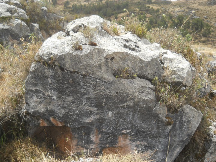 Cusco Sacsayhuamn, Zona X (Laq'o / Laco): piedra roja negra fresada 01