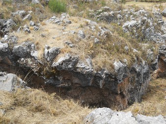 Cusco Sacsayhuam�n, Zone X (Laq'o / Laco): a giant stone in black and red with cuts 1