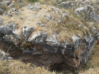 Cusco Sacsayhuamn, Zona X (Laq'o / Laco): piedra roja negra con cortes 02