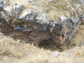 Cusco Sacsayhuamn, Zona X (Laq'o / Laco): piedra roja negra con cortes 03