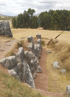 Cusco Sacsayhuamn, Zone X (Laq'o / Laco): Die Mauer am Eingangsbereich, die Sicht von oben 02