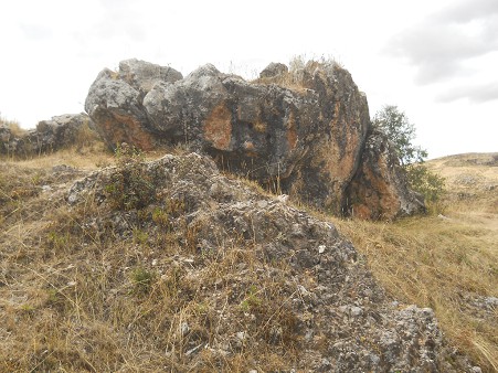 Cusco Sacsayhuam�n, Zone X (Laq'o / Laco): the bock in black and red of the entrance area