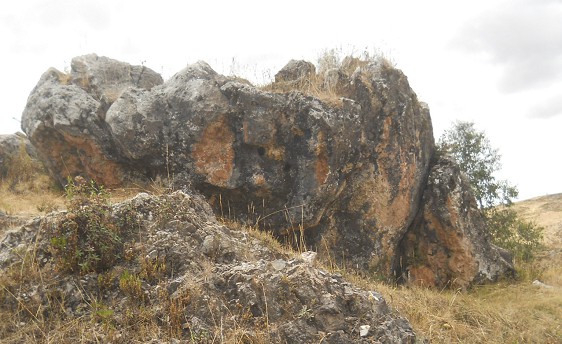 Cusco Sacsayhuamn, Zone X (Laq'o / Laco): Der rot-schwarze Felsen am Eingangsbereich - Nahaufnahme