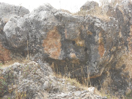 Cusco Sacsayhuamn, Zone X (Laq'o / Laco): Der rot-schwarze Felsen am Eingangsbereich, Nahaufnahme 02