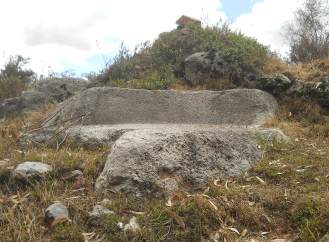 Cusco Sacsayhuamn, Zona X (Laq'o / Laco): bajando la colina, piedra blanca con trono gigante 01