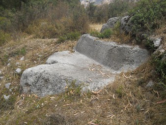 Cusco Sacsayhuam�n, Zone X (Laq'o / Laco): return passing the meadow: white giant throne, zoom 02