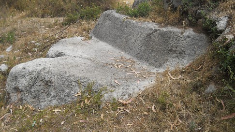 Cusco Sacsayhuam�n, Zone X (Laq'o / Laco): return passing the meadow: white giant throne, zoom 03