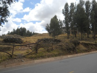 Cusco Sacsayhuam�n, Zone X (Laq'o / Laco): the street downwards to Cusco