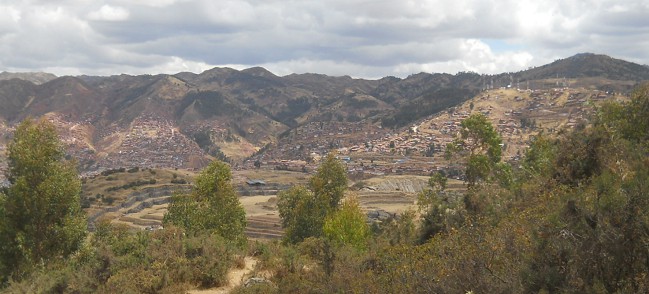Cusco Sacsayhuamn, Zone X (Laq'o / Laco): Der Weg geht abwrts, Sicht auf die Festung Sacsayhuamn und Cusco