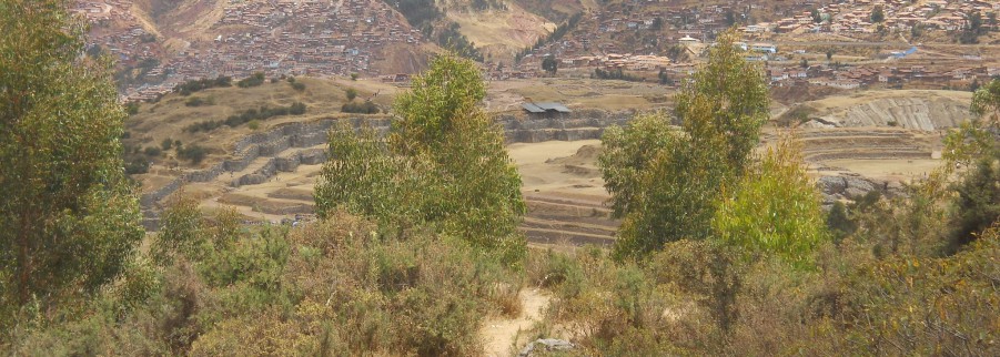 Cusco Sacsayhuamn, Zone X (Laq'o / Laco): Der Weg geht abwrts, Sicht auf die Festung Sacsayhuamn und Cusco - Nahaufnahme 02