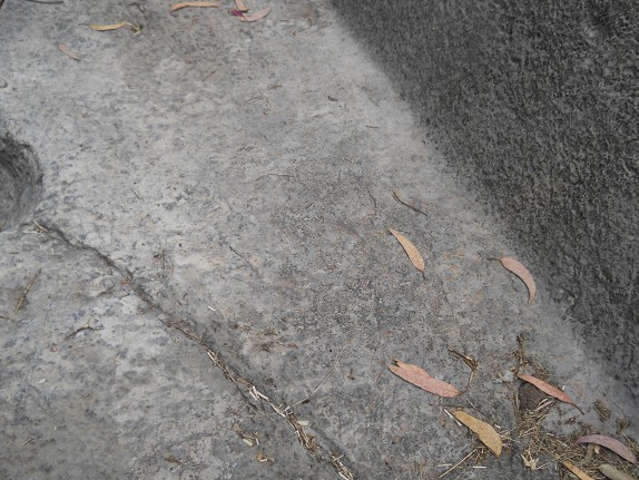 Cusco Sacsayhuam�n, Zona X (Laq'o / Laco): bajando la colina, piedra blanca con trono gigante, primer plano del superficie 02