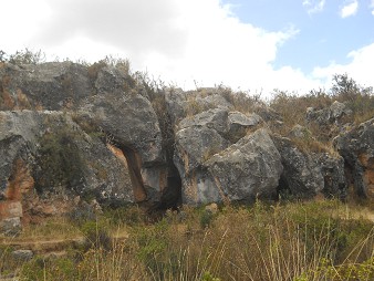 Zona X (Laq'o, Laco, Templo de la Luna): roca cortada negra roja 03