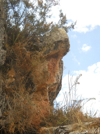 Zona X (Laq'o, Laco, Templo de la Luna): piedra gigante blanca roja con cortes