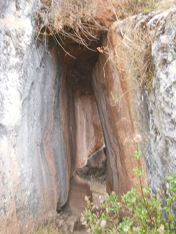 Zona X (Laq'o, Laco, Templo de la Luna): nicho grande en blanco, rojo y negro