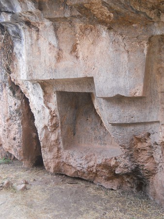 Zona X (Laq'o, Laco, Templo de la Luna): trono volteado, detalle 05