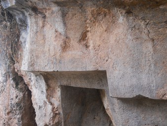 Zona X (Laq'o, Laco, Templo de la Luna): trono volteado, detalle 07