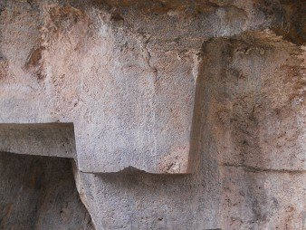 Zona X (Laq'o, Laco, Templo de la Luna): trono volteado, detalle 08