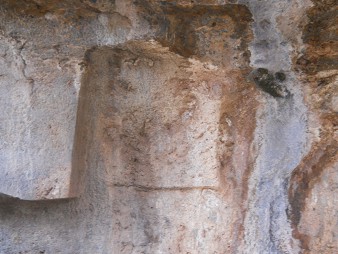 Zona X (Laq'o, Laco, Templo de la Luna): trono volteado, detalle 09