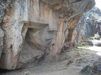Zona X (Laq'o, Laco, Templo de la Luna): trono volteado, vista lateral 01