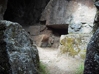 Cusco Sacsayhuam�n, Zona X (Laq'o, Laco, Templo de la Luna), trono gigante volteado 03