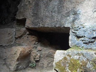 Cusco
              Sacsayhuam�n, Zona X (Laq'o, Laco, Templo de la Luna),
              trono gigante volteado 05