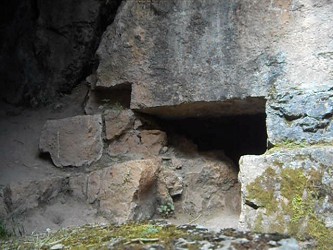 Cusco Sacsayhuam�n, Zona X (Laq'o, Laco, Templo de la Luna), trono gigante volteado 07