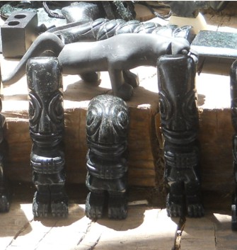 Taller
              en Cusco Sacsayhuam�n: figurinas negras 02, parecen tres
              extraterrestres: fueron diosES