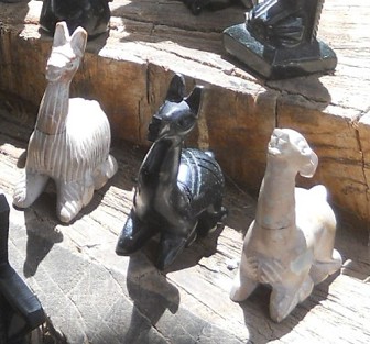 Handicraft workshop in Cusco
                    Sacsayhuam�n: black figurines 04 with some white
                    figurines: 3 sitting lamas