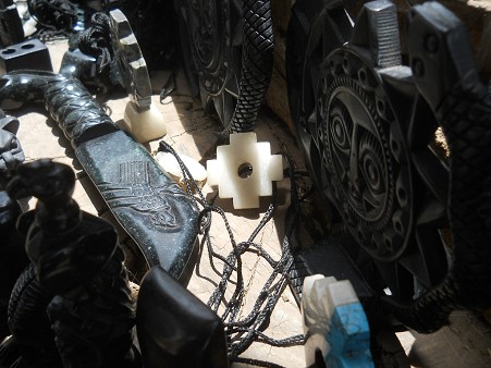 Taller en Cusco
                    Sacsayhuam�n: cruz de Madre Tierra 01 en blanco