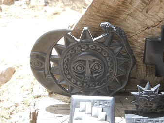 Taller en Cusco
                    Sacsayhuam�n: figurina con luna con cara, sol con
                    cara y serpiente 01
