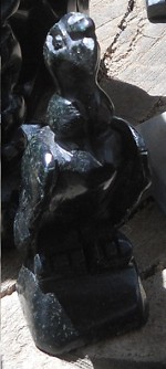 Taller en
                    Cusco Sacsayhuam�n, figurinas negras 06, �guila,
                    primer plano