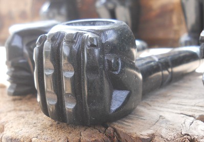 Taller en Cusco Sacsayhuam�n, pipa
                    negra con un sello