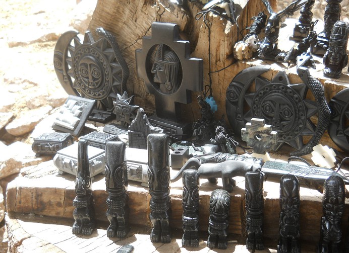 Kunsthandwerkwerkstatt in Cusco Sacsayhuam�n:
                    Schwarze Personenfiguren 02 - Es waren G�TTER