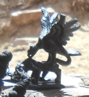 Handicraft workshop in Cusco Sacsayhuam�n:
                    black figurines 04, an eagle on a puma