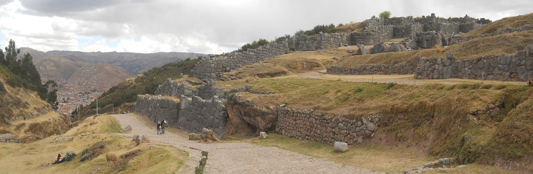 Cusco Sacsayhuam�n 16: El camino regreso a Cusco, calle con muro grande en zigzag, panorama