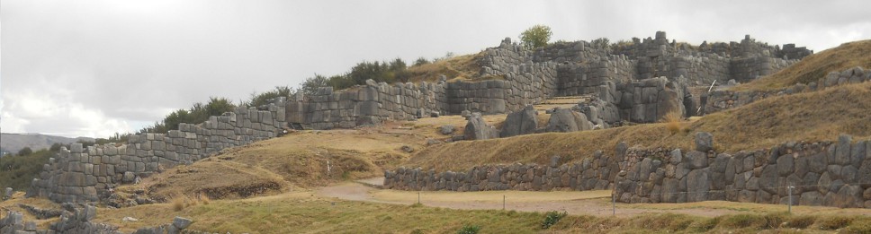 Cusco Sacsayhuam�n 16: El camino regreso a Cusco, calle con muro grande en zigzag, panorama 02 primer plano
