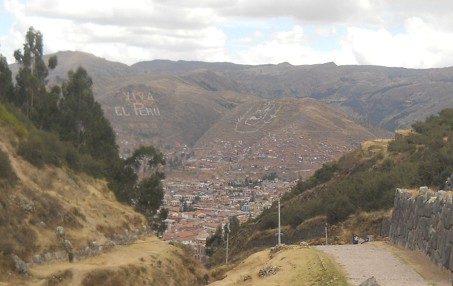 Cusco Sacsayhuamn 16: Der Weg zurck nach Cusco, erste Sicht auf Cusco