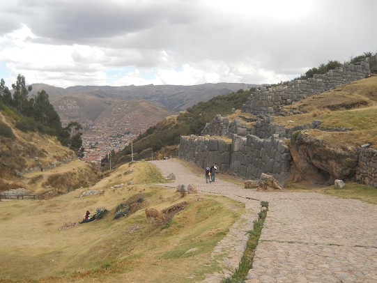 Cusco Sacsayhuam�n 16: El camino regreso a Cusco, calle con muro zigzag al fondo 01