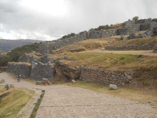 Cusco Sacsayhuam�n 16: El camino regreso a Cusco, calle con muro de zigzag al fondo 02