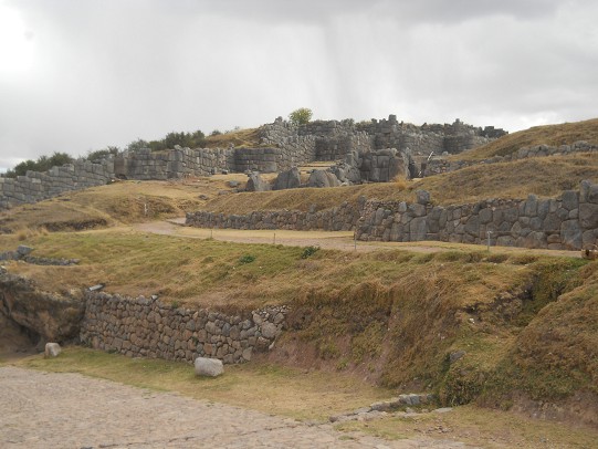 Cusco Sacsayhuam�n 16: El camino regreso a Cusco, calle con muro  03