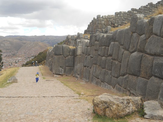 Cusco Sacsayhuamn 16: Der Weg zurck nach Cusco, Strasse mit Seitenmauer, Nahaufnahme 01
