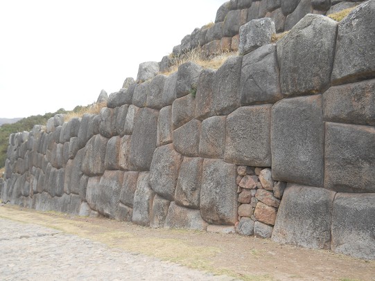 Cusco Sacsayhuam�n 16: El camino regreso a Cusco, calle con muro primer plano 01  Cusco Sacsayhuam�n 16: El camino regreso a Cusco, calle con muro primer plano 02