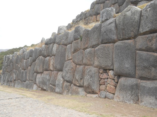 Cusco Sacsayhuamn 16: Der Weg zurck nach Cusco, Strasse mit Seitenmauer, Nahaufnahme 02