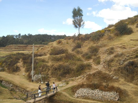 Cusco Sacsayhuamn 16: Der Weg zurck nach Cusco, die Landschaft auf der anderen Talseite mit Wegen und noch nicht ausgegrabenen Mauern 01